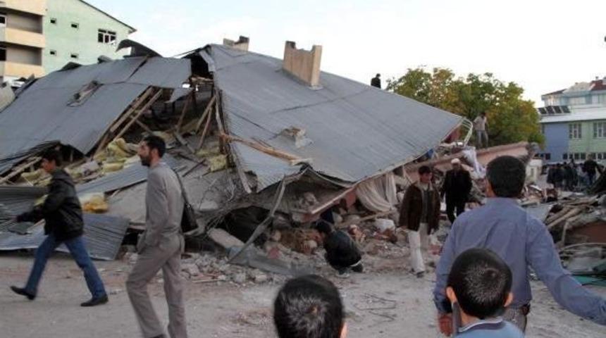 Deprem Soruşturmasında Eski Belediye Başkanı Ile Birlikte 13 Kişiye Dava