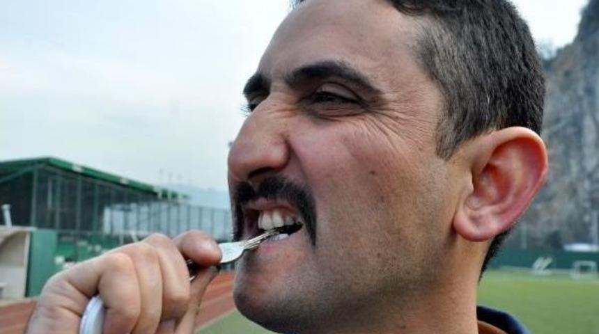 Dili Boğazına Ka&ccedil;an Futbolcuyu Anahtarla Kurtardı