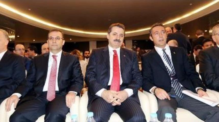 Bakan &Ccedil;elik: T&uuml;rkiye'de Yoksulluk Azalıyor, &Uuml;cretler Artıyor