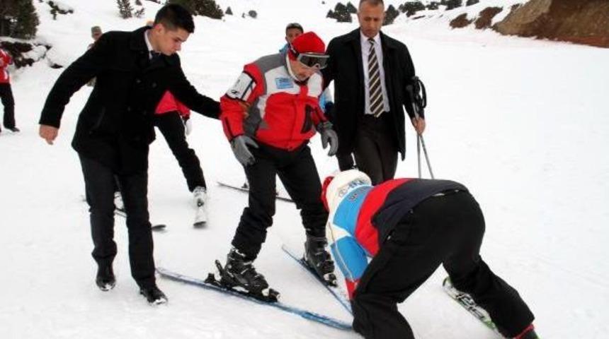Vali Ilk Kez Kayak Yaptı, Korumaları D&uuml;şmesini Engelledi