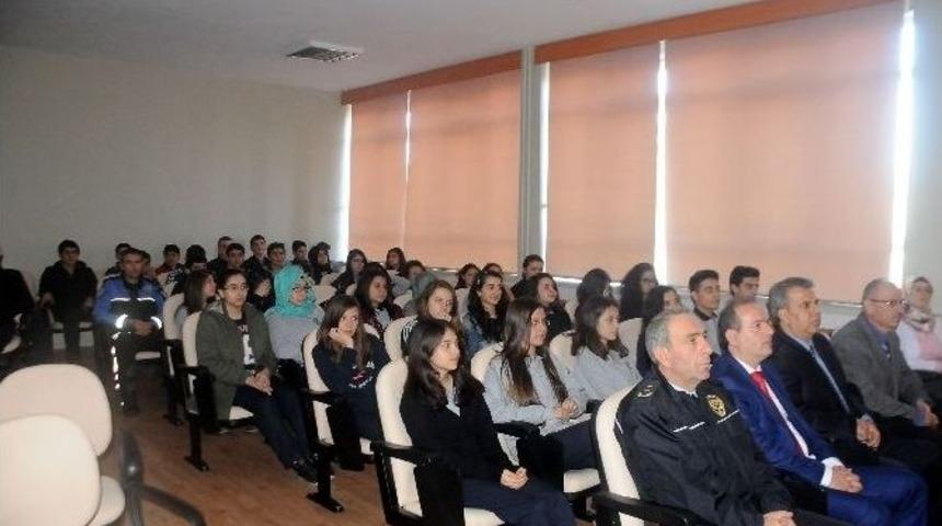 Polisten &Ouml;ğrencilere "g&uuml;venli İnternet" Konferansı