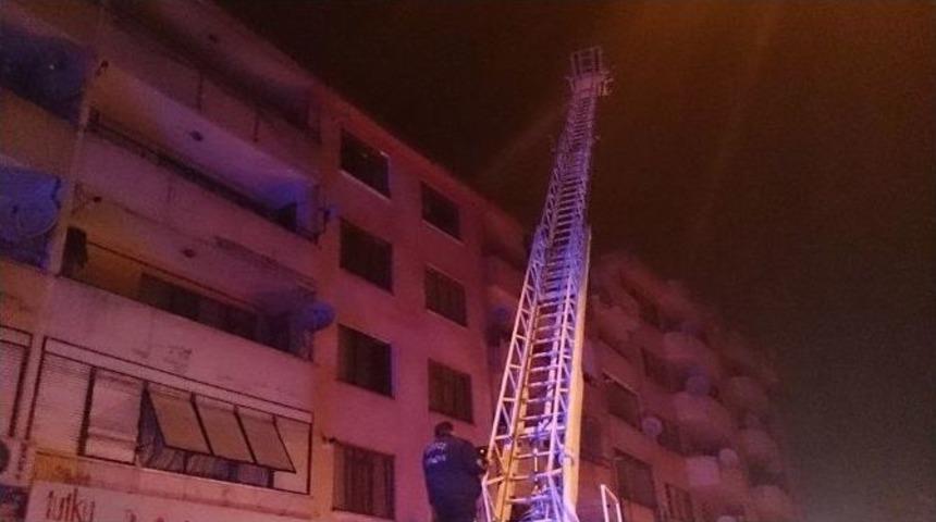 Apartmanın &Ccedil;atı Katında &Ccedil;ıkan Yangın Korkuttu