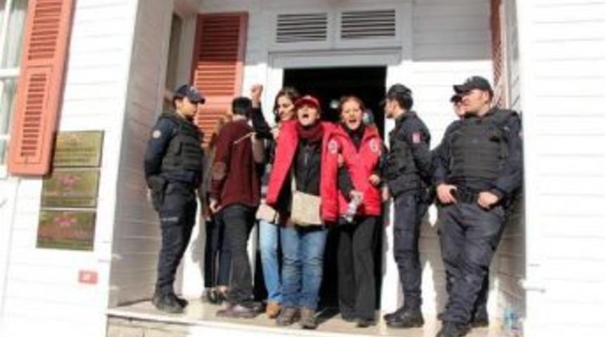 Trade Union General Secretary Detained At Protest In Front Of Hospital
