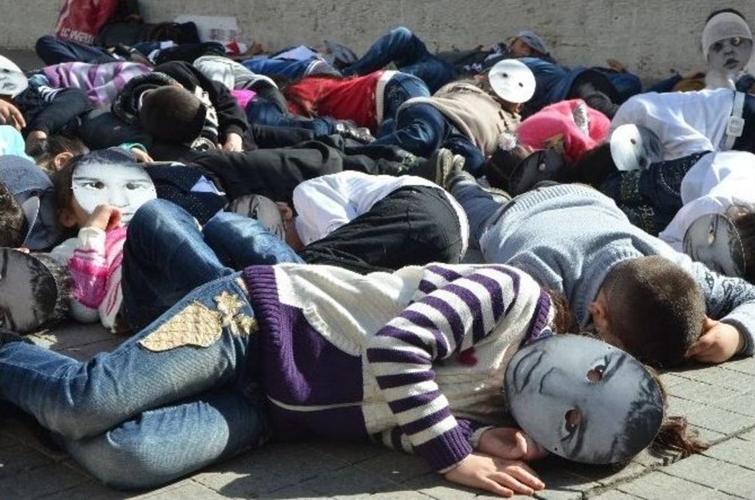 Taksim&rsquo;de İlkokul &Ouml;ğrencilerinden &ldquo;hocalı Katliamı&rdquo; Canlandırması