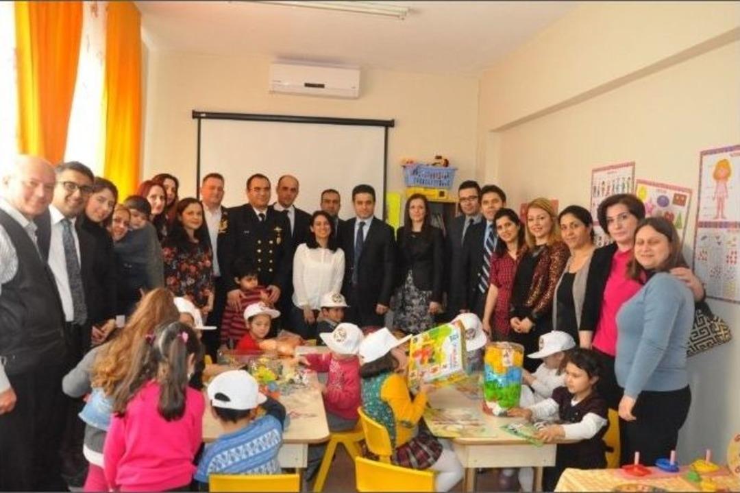 Ak&ccedil;apınar İlkokulu Anasınıfı &Ouml;ğrencilerinin Oyuncak Sevinci