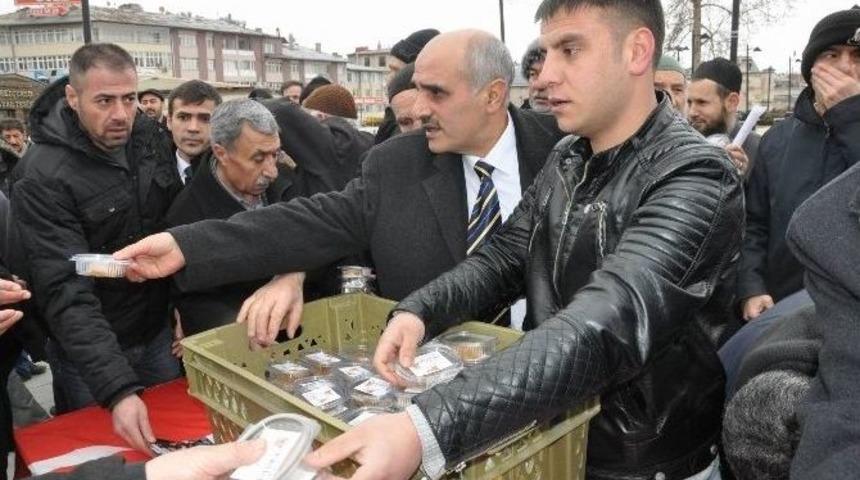Sivas&rsquo;ta Necmettin Erbakan İ&ccedil;in Helva Dağıtıldı