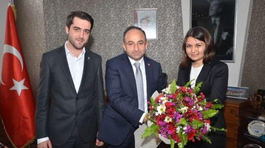 Ak Gen&ccedil;lerden Başkan &Uuml;z&uuml;lmez&rsquo;e İadeyi Ziyaret