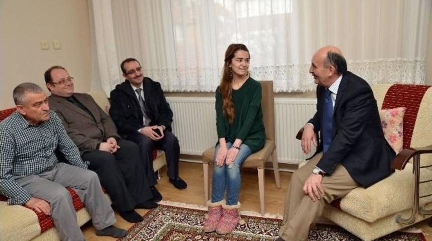 Sağlık Bakanı M&uuml;ezzinoğlu, Abd&rsquo;de Tedavi G&ouml;ren Refiye Yılmaz&rsquo;ı Evinde Ziyaret Etti