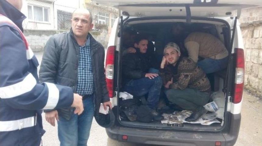 9 Ka&ccedil;ak G&ouml;&ccedil;men Ve Organizat&ouml;rleri Yakalandı