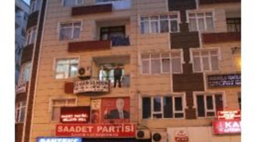 Evini Yakıp Kendini Bı&ccedil;akla Yaralayan Kadın Hastaneden Ka&ccedil;tı