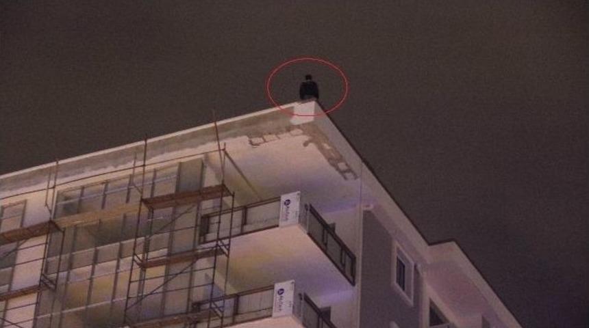 10 Katlı İnşaatın &Ccedil;atısında İntihar Girişimi