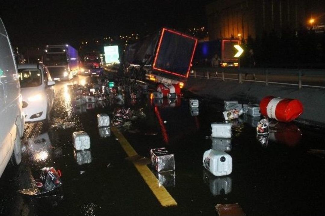 (&ouml;zel Haber)kontrolden &Ccedil;ıkarak Karşı Şeride Ge&ccedil;en Tır Tem&rsquo;de Faciaya Neden Oldu: 1 &Ouml;l&uuml; 10 Yaralı