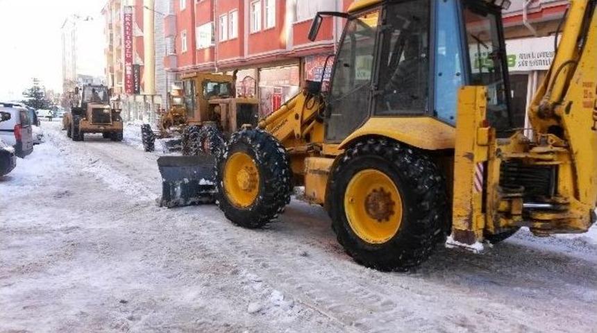 Seydişehir&rsquo;de Toplanan Karlar Sulama Kanallarına Aktarılıyor