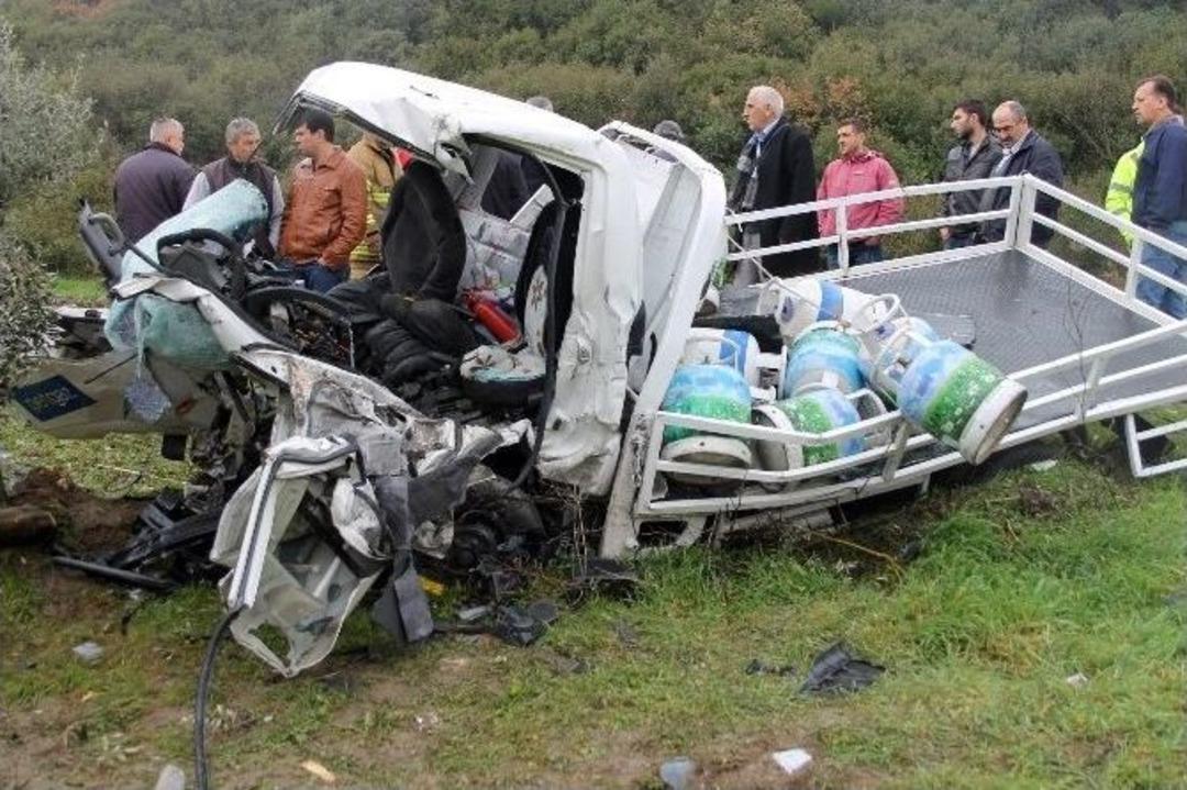 Askeri Personelleri Taşıyan Ara&ccedil; Kaza Yaptı: 1 &Ouml;l&uuml;, 4 Yaralı
