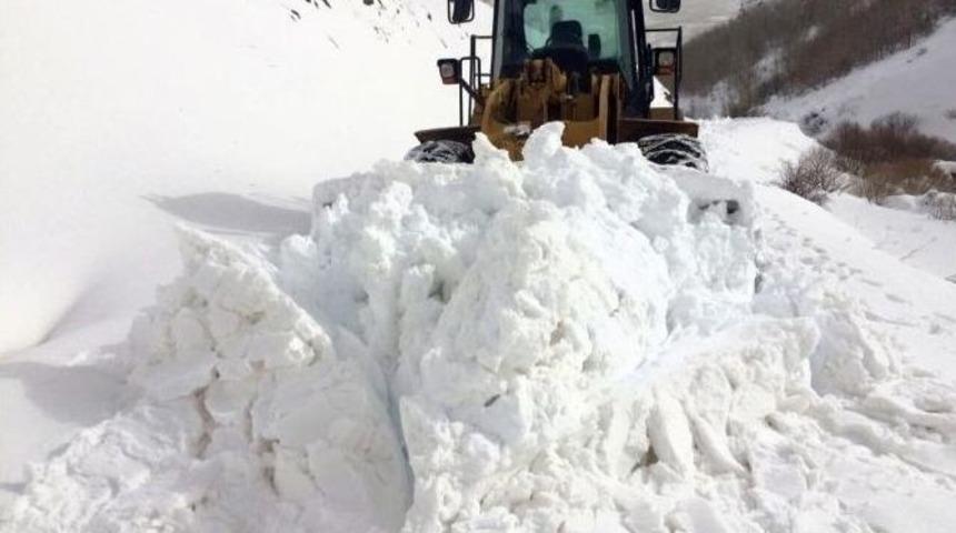 &Ccedil;ığ D&uuml;şen Yol 14 Saat S&uuml;ren &Ccedil;alışmayla Ulaşıma A&ccedil;ıldı