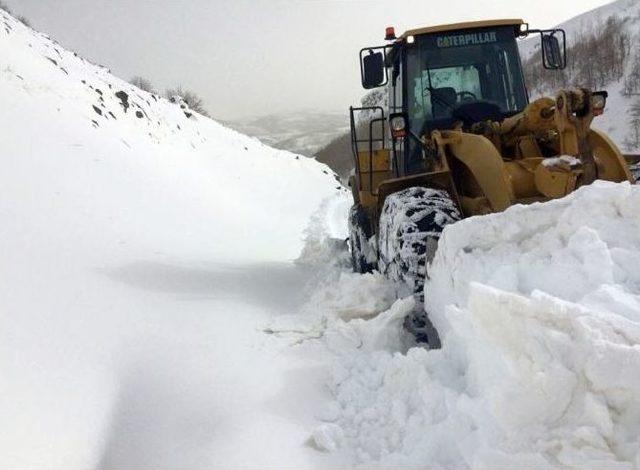 Çığ Düşen Yol 14 Saat Süren Çalışmayla Ulaşıma Açıldı