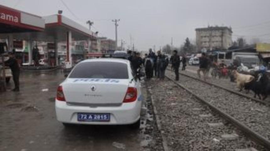 Batman&rsquo;da Yolcu Treni Bir Kadına &Ccedil;arptı