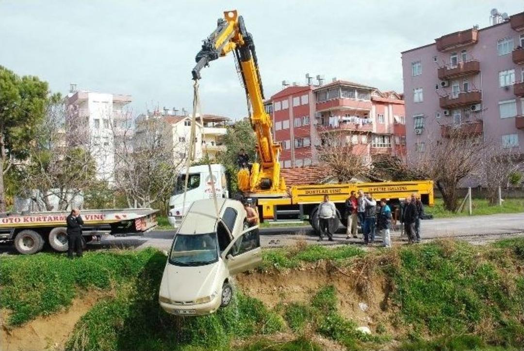 Otomobil Kanala U&ccedil;tu, S&uuml;r&uuml;c&uuml;n&uuml;n Burnu Bile Kanamadı