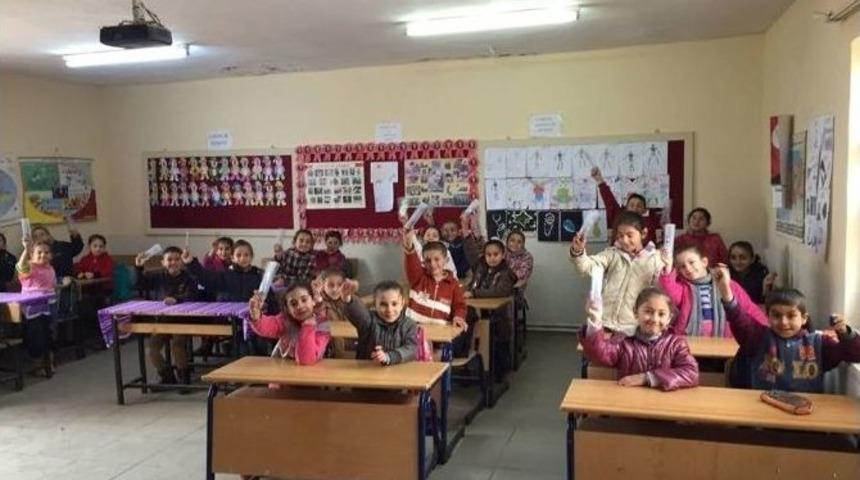 T&uuml;rk Eğitim Sen&rsquo;den Mardin&rsquo;deki &Ouml;ğrencilere Kırtasiye Yardımı