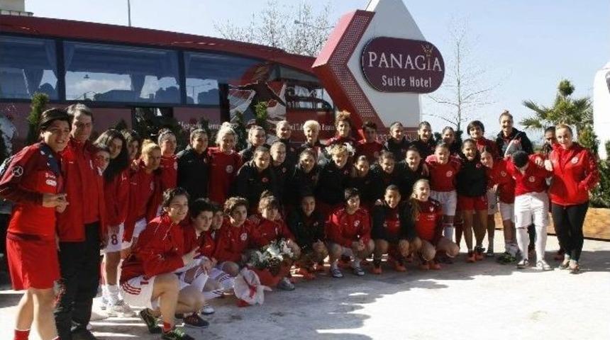 T&uuml;rk Ve G&uuml;rc&uuml; Bayan Milli Takımlarının Dostluğu