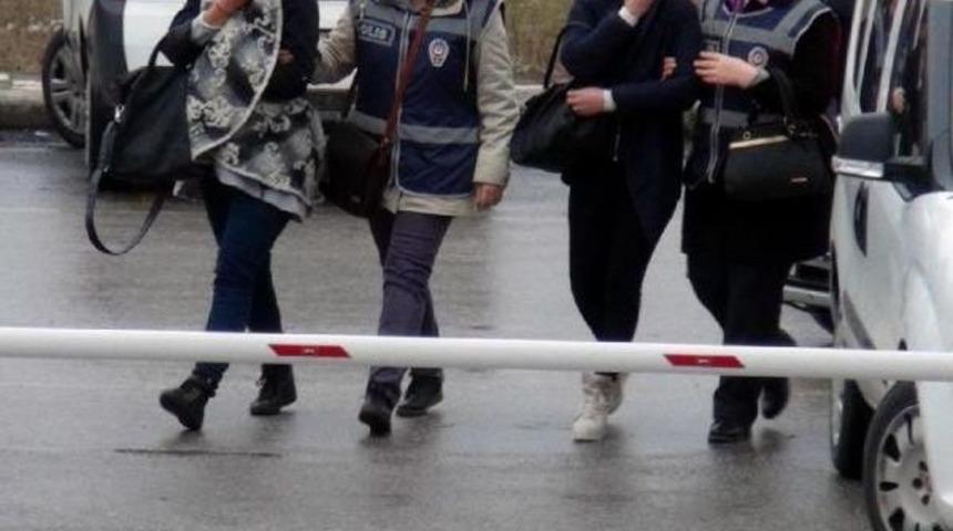C&uuml;zdan &Ccedil;aldıkları &Ouml;ne S&uuml;r&uuml;len 2 Bulgar Kadın Tutuklandı