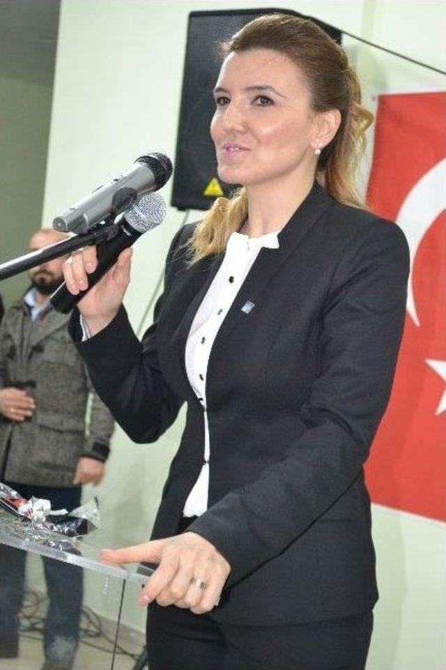 Chp’li Belediye Başkanının Kızı Milletvekilliğine Soyundu