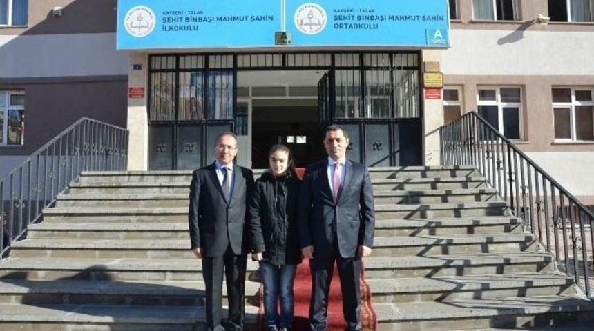 T&uuml;rkiye&rsquo;nin En Gen&ccedil; Yazarı Şefika G&uuml;ney Kayseri&rsquo;de &Ouml;ğrencilerle Buluştu