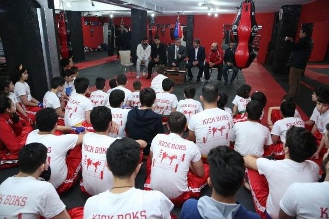 Başkan Aydın, D&uuml;nya Şampiyonu İle Kick Boks Yaptı