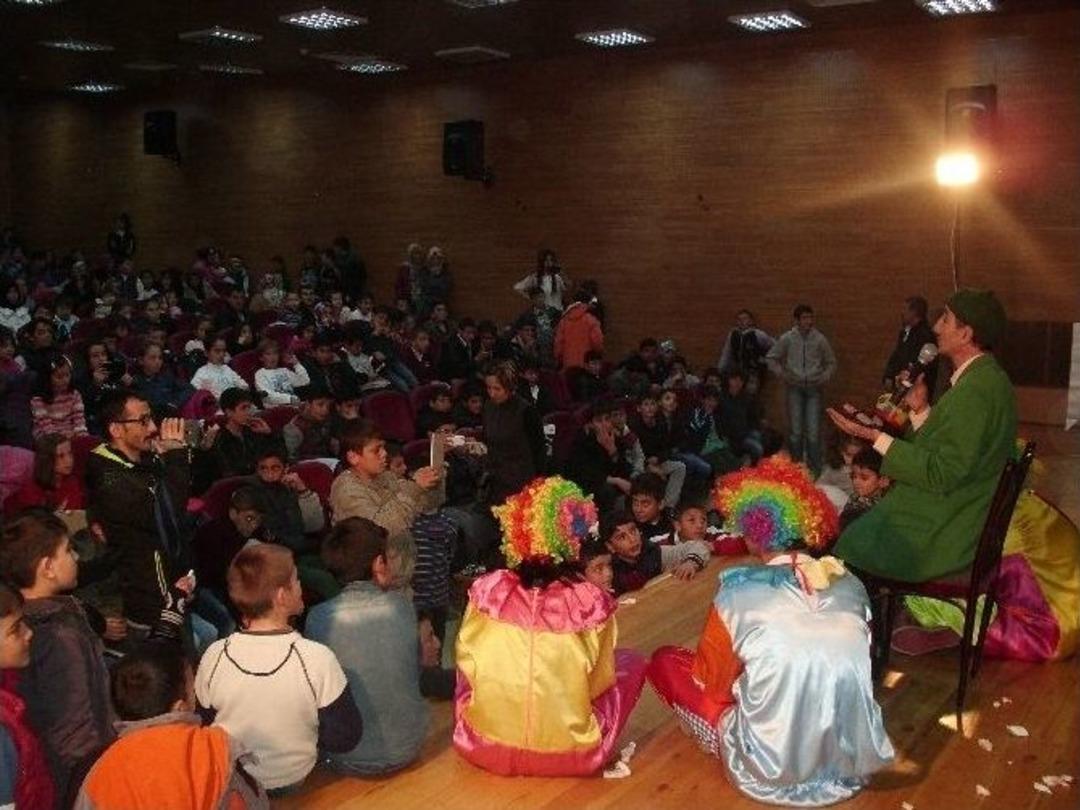 B&uuml;y&uuml;kşehir Belediyesi&rsquo;nden İl&ccedil;e İl&ccedil;e Tiyatro G&ouml;sretisi