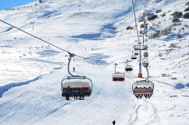 Yıldız Dağı Haftanın Yedi Günü Kayak Keyfi Sunuyor