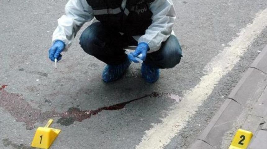 Kolundan Bı&ccedil;aklanan Polis Ş&uuml;pheliyi Bacağından Vurdu