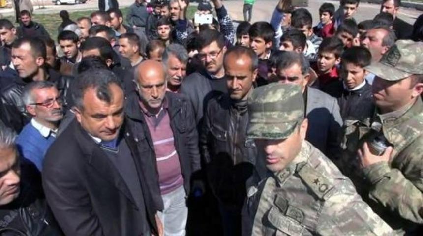 Elektrik Kesintilerini Protesto Etmek I&ccedil;in İpek Yolu'nu Trafiğe Kapattılar