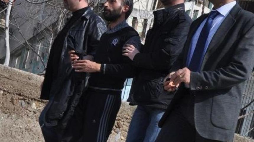 Aranan H&uuml;k&uuml;ml&uuml;, Polisi Kapıda G&ouml;r&uuml;nce &Ccedil;atıya &Ccedil;ıktı