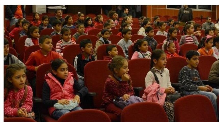 Şehir Tiyatrosu&rsquo;nun &lsquo;lokomop&uuml;f&rsquo; Oyununa Miniklerden Yoğun İlgi