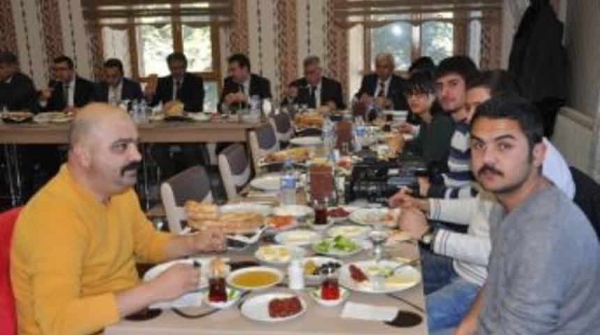 Milli Eğitim M&uuml;d&uuml;r&uuml;, Basın Mensuplarıyla Kahvaltıda Buluştu