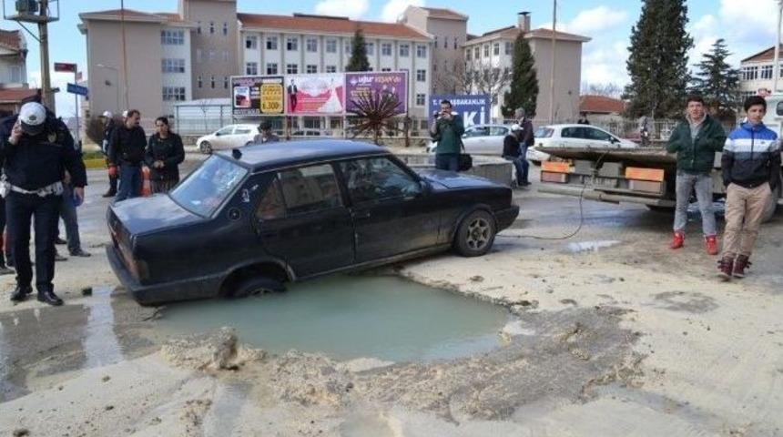 Seyir Halindeki Otomobil, Patlayan Suyun A&ccedil;tığı &Ccedil;ukura D&uuml;şt&uuml;