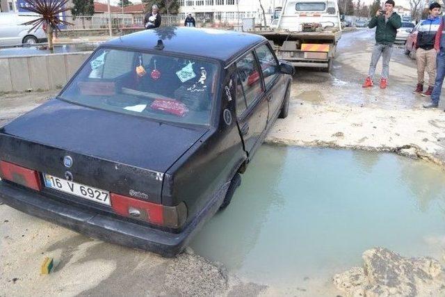 Seyir Halindeki Otomobil, Patlayan Suyun Açtığı Çukura Düştü