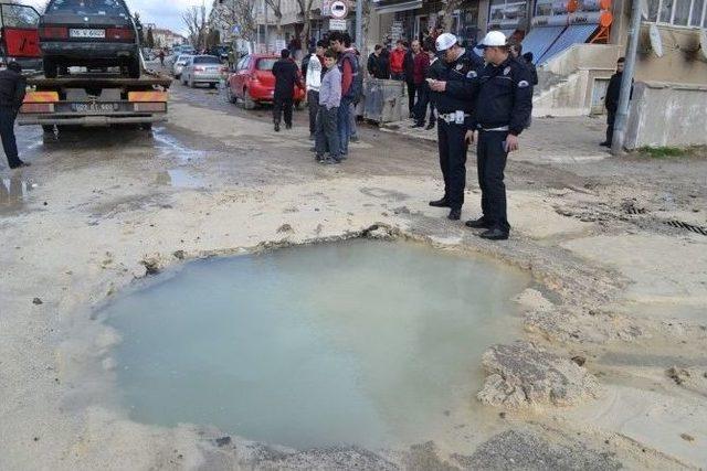 Seyir Halindeki Otomobil, Patlayan Suyun Açtığı Çukura Düştü