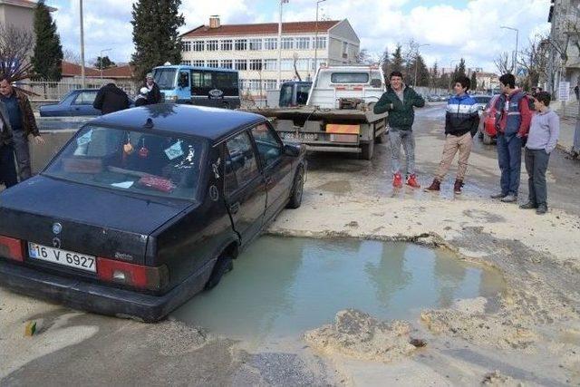 Seyir Halindeki Otomobil, Patlayan Suyun Açtığı Çukura Düştü