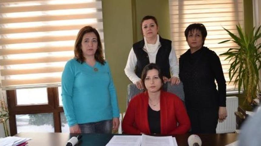 Arazide Leşi Bulunan 84 K&ouml;pek, Taşınırken Ara&ccedil;ta Boğulmuş (2)