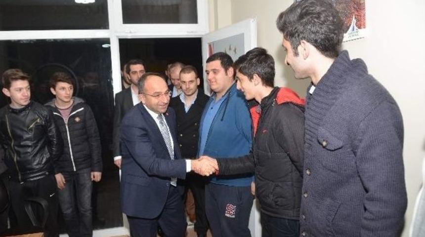 Başkan &Uuml;z&uuml;lmez, Derbent&rsquo;te Gen&ccedil;lerin Konuğu Oldu