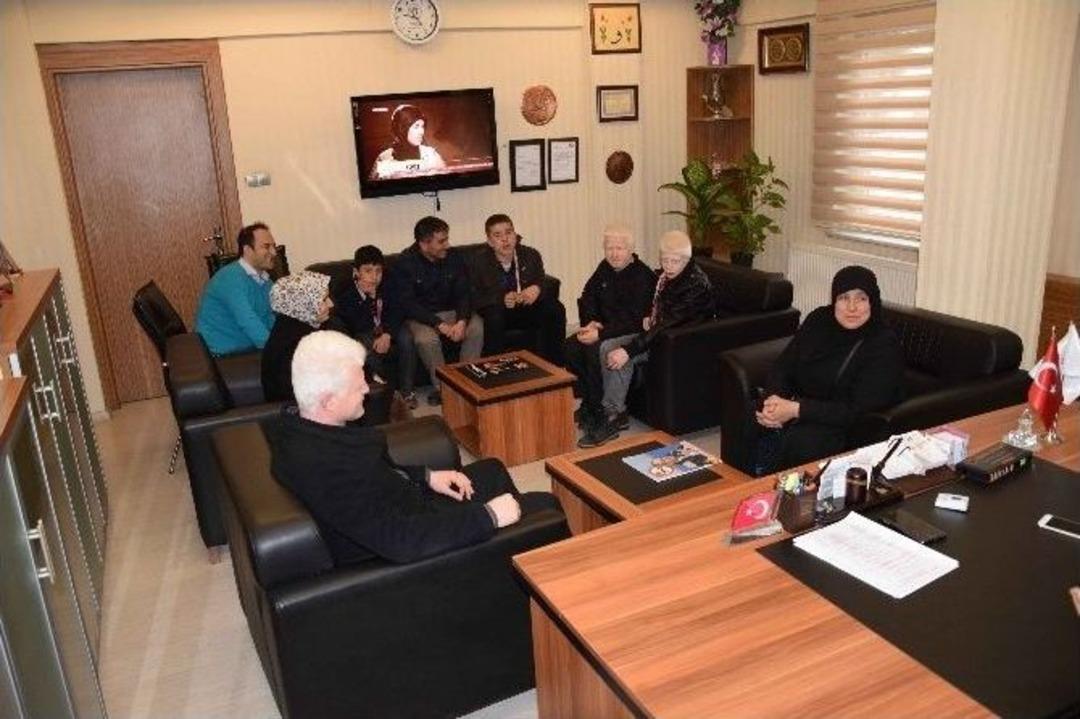 G&ouml;rme Engelli Y&uuml;z&uuml;c&uuml;ler Havuza Damga Vurdu