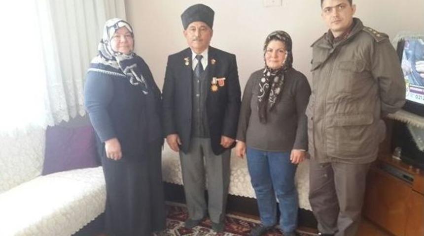 Kula&rsquo;da Komutanlar Şehit Ailelerini Ziyaret Etti