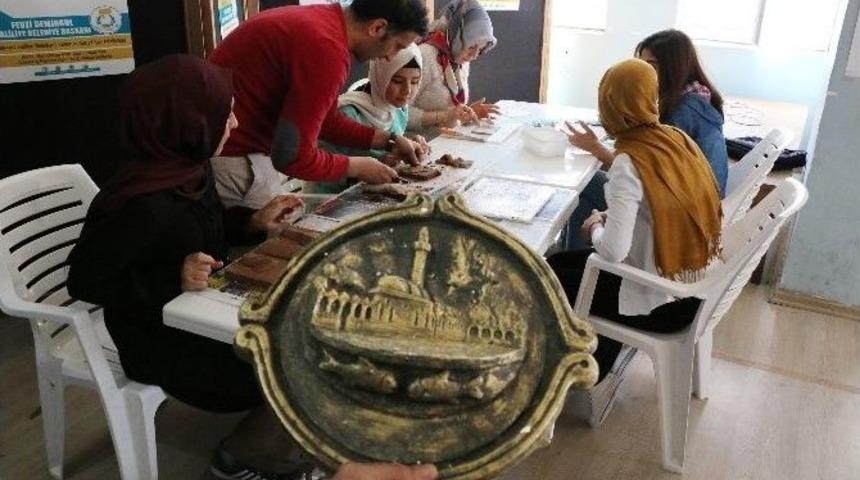 Al&ccedil;ı R&ouml;lyef Kursiyerleri Sergiye Hazırlanıyor