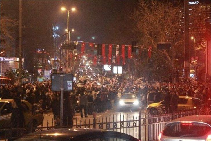 Kutlamalar Nedeniyle Beşiktaş’ta Trafik Kilitlendi G1