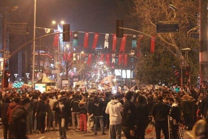 Kutlamalar Nedeniyle Beşiktaş’ta Trafik Kilitlendi G3
