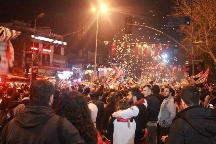 Kutlamalar Nedeniyle Beşiktaş’ta Trafik Kilitlendi G5