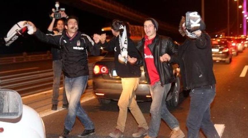 Fsm K&ouml;pr&uuml;s&uuml; &Uuml;zerinde Halaylı Kutlama