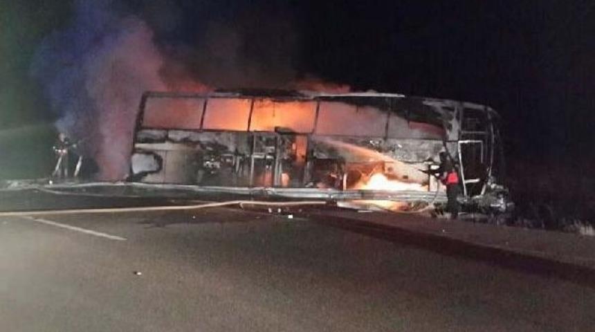 Bariyerlere Çarpan Otobüs Alev Alev Yandı: 7 Yaralı