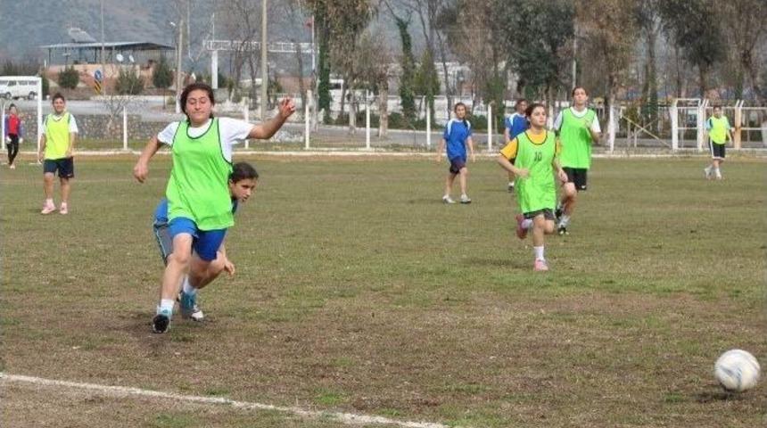 Başkan Kale&rsquo;den Bayan Futbol Takımına Ziyaret